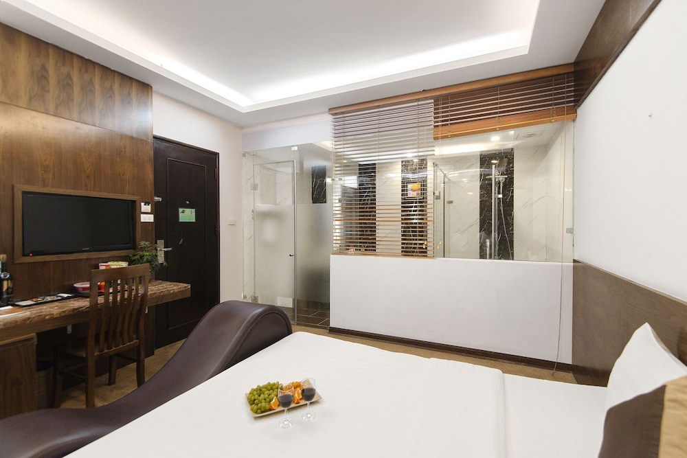 Night Hotel 23/27
