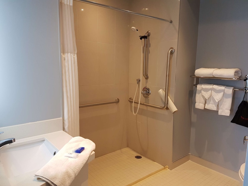 غرفة قياسية بسرير كوين لذوي الإعاقة، Best Western Plus Barrie 4/4