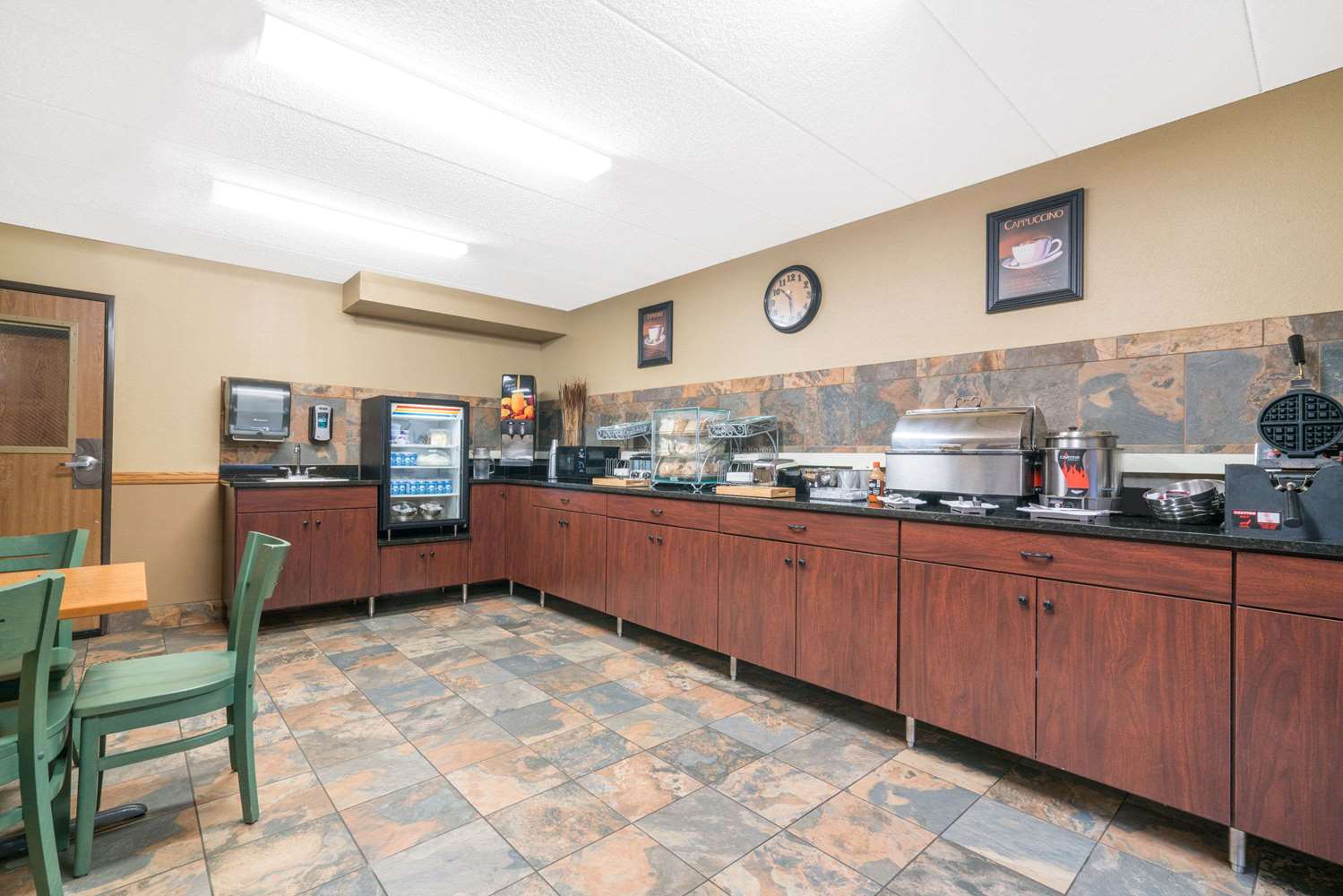 Days Inn & Suites by Wyndham Baxter Brainerd Area 6/8