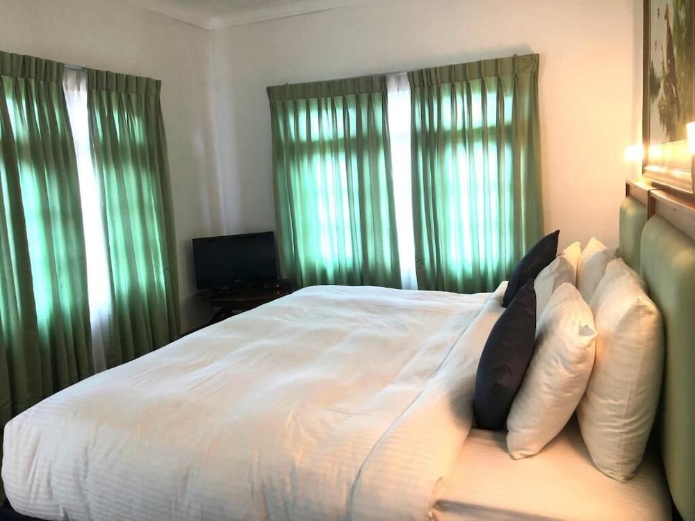 Tea Bush Hotel 23/71