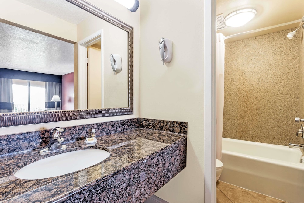 Days Inn By Wyndham Fort Lauderdale-Oakland Park Airport N 10/31