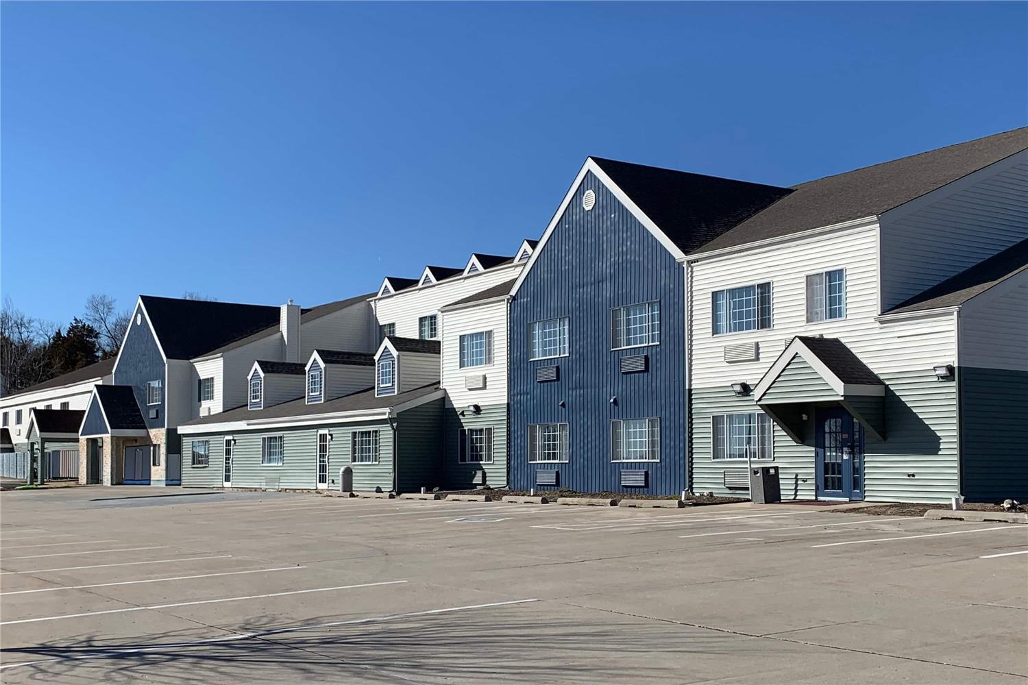 Days Inn & Suites by Wyndham Williamsburg IA North 10/12
