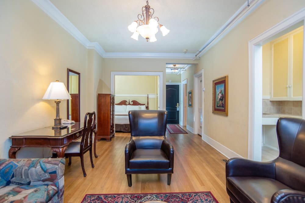MarQueen Hotel 45/55