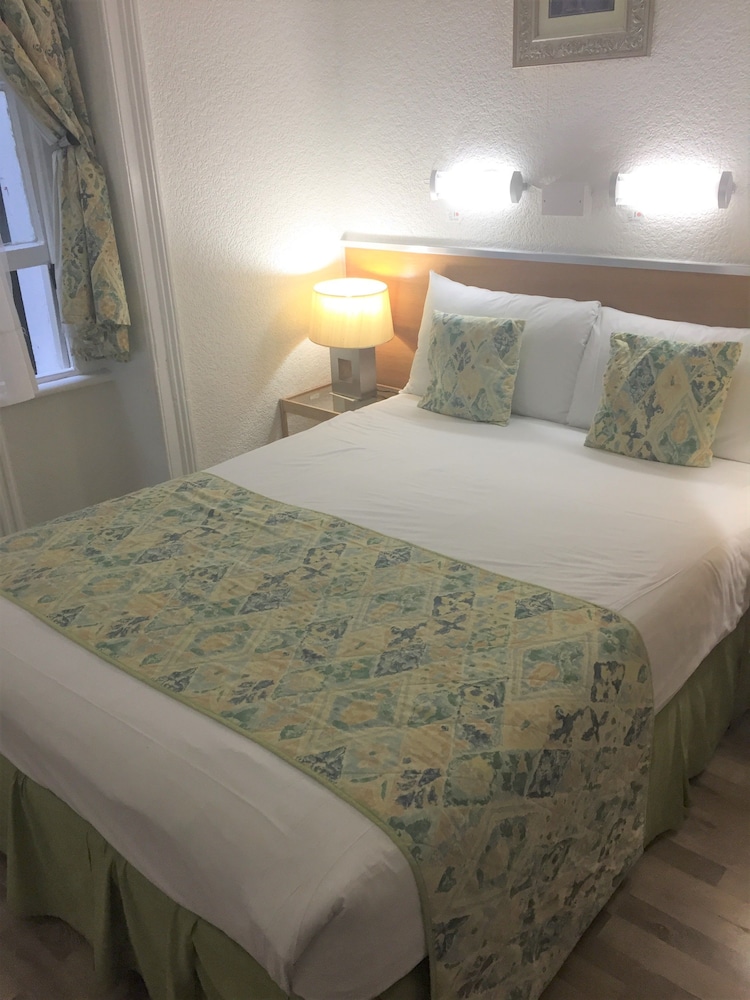 Falcon Hotel 12/50