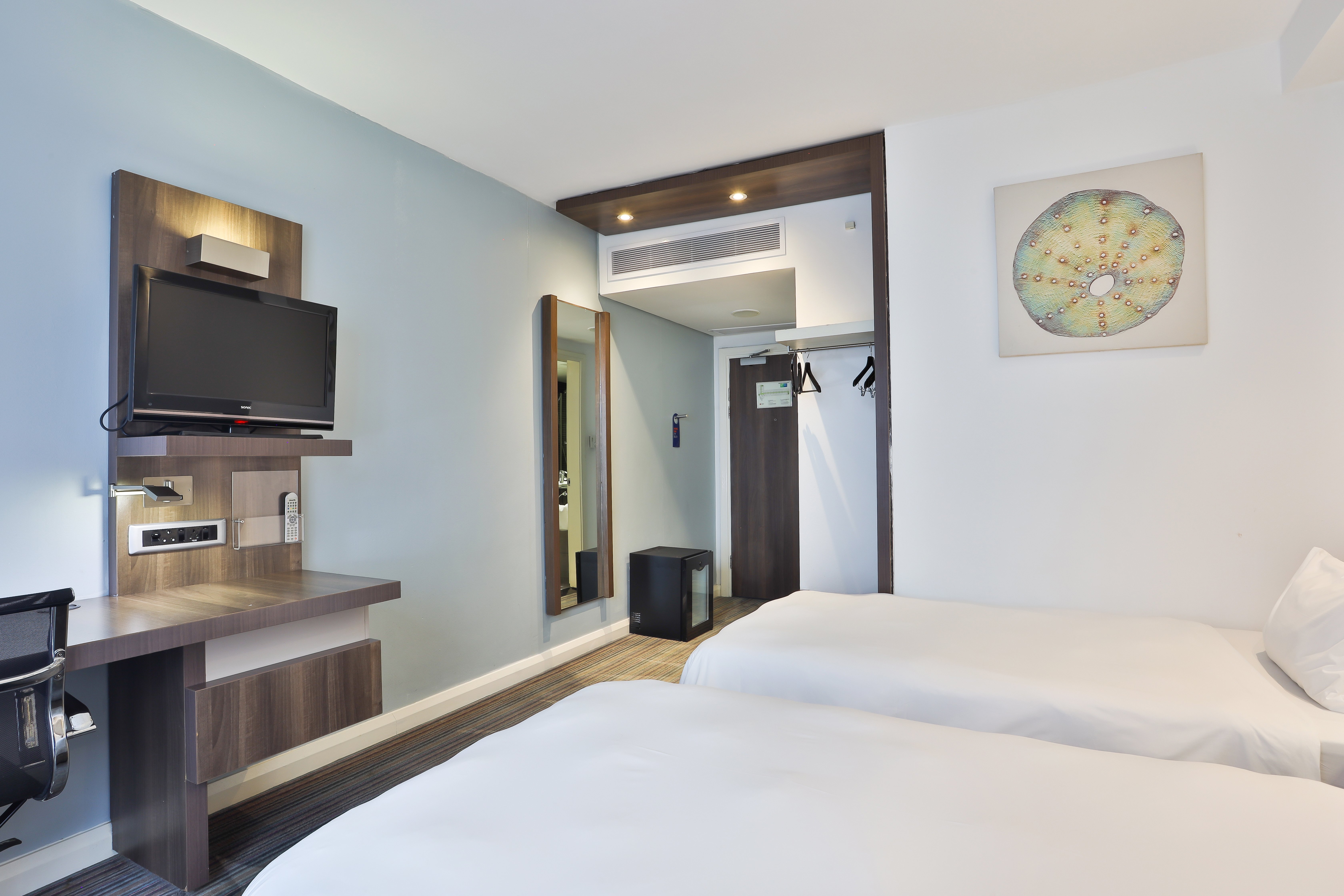 HOLIDAY INN EXPRESS DURBAN - UMHLANGA 27/83