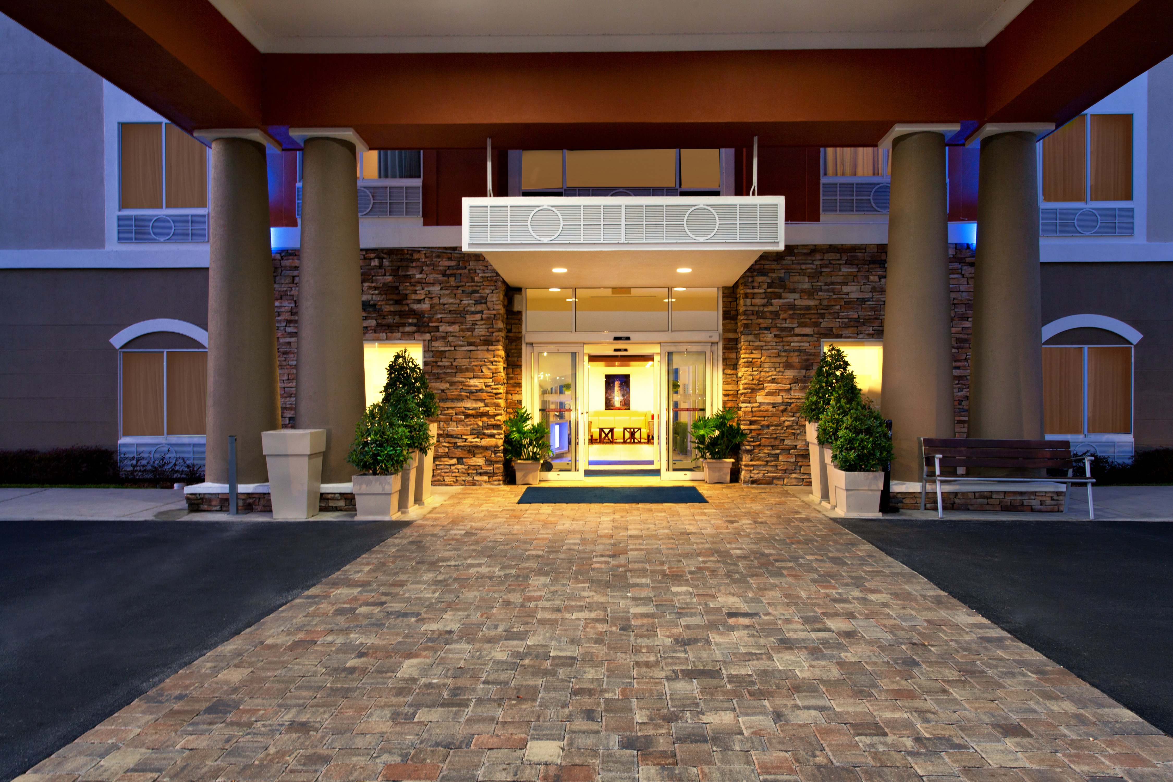 Holiday Inn Express Lake Wales N-Winter Haven 63/71