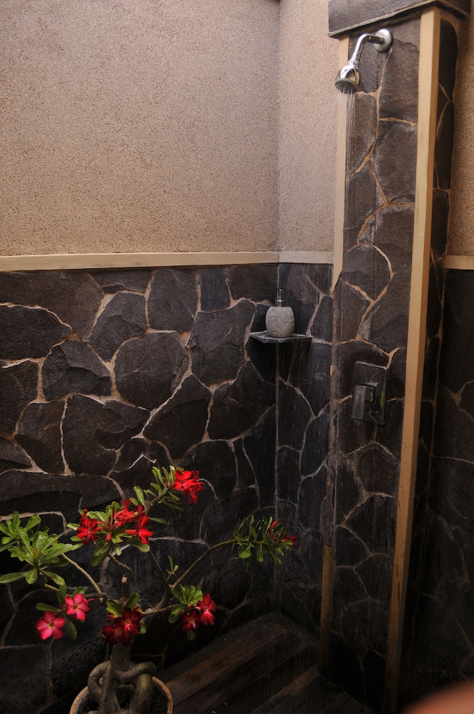 Tirta Sari Bungalows 28/66