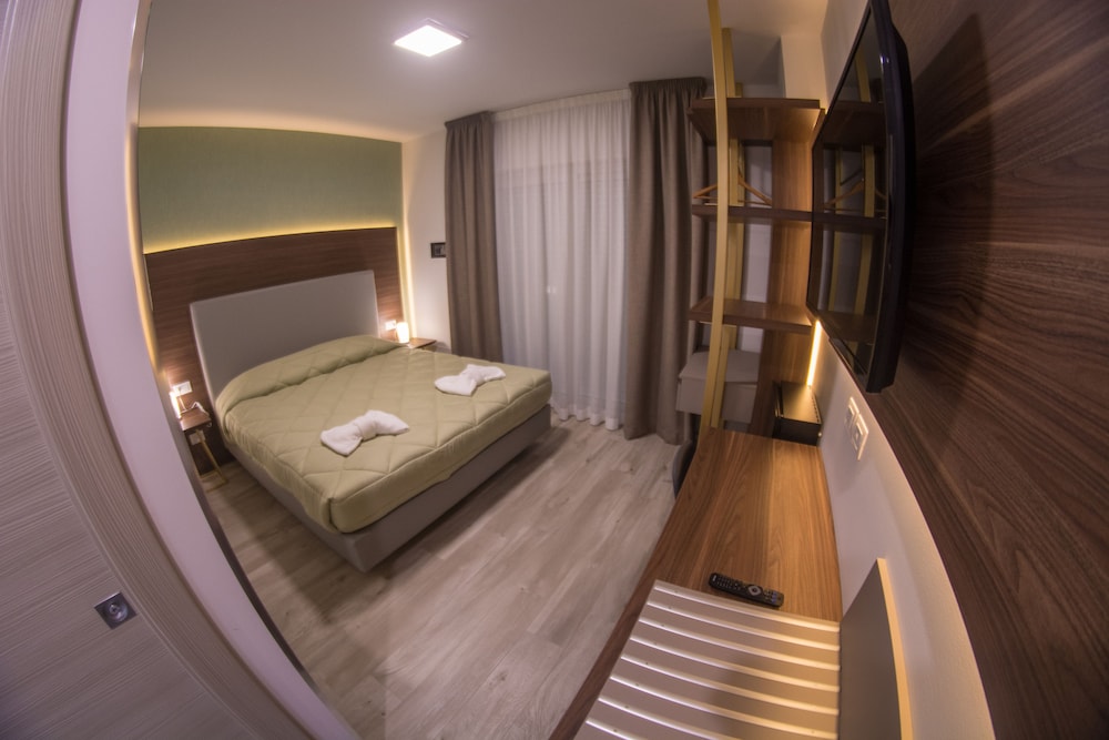 8 Room Hotel 49/80