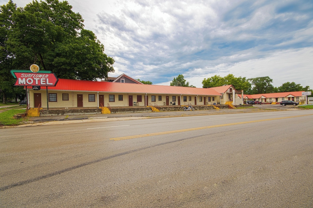 Sunflower Motel Hiawatha By OYO in HIAWATHA - KS