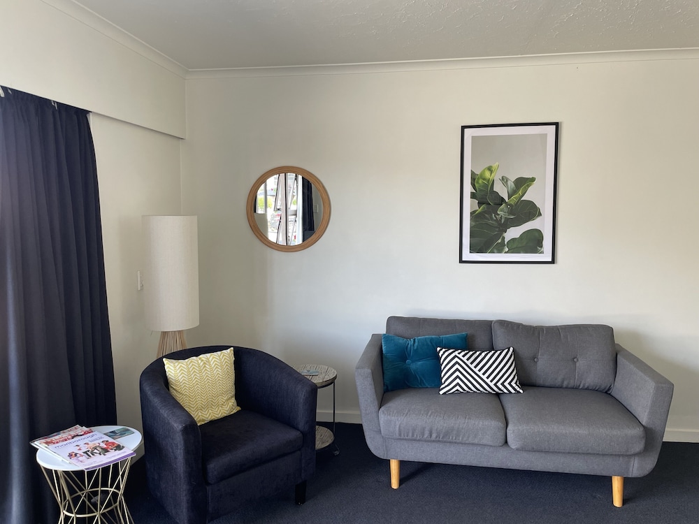 Colonial Motel 42/72
