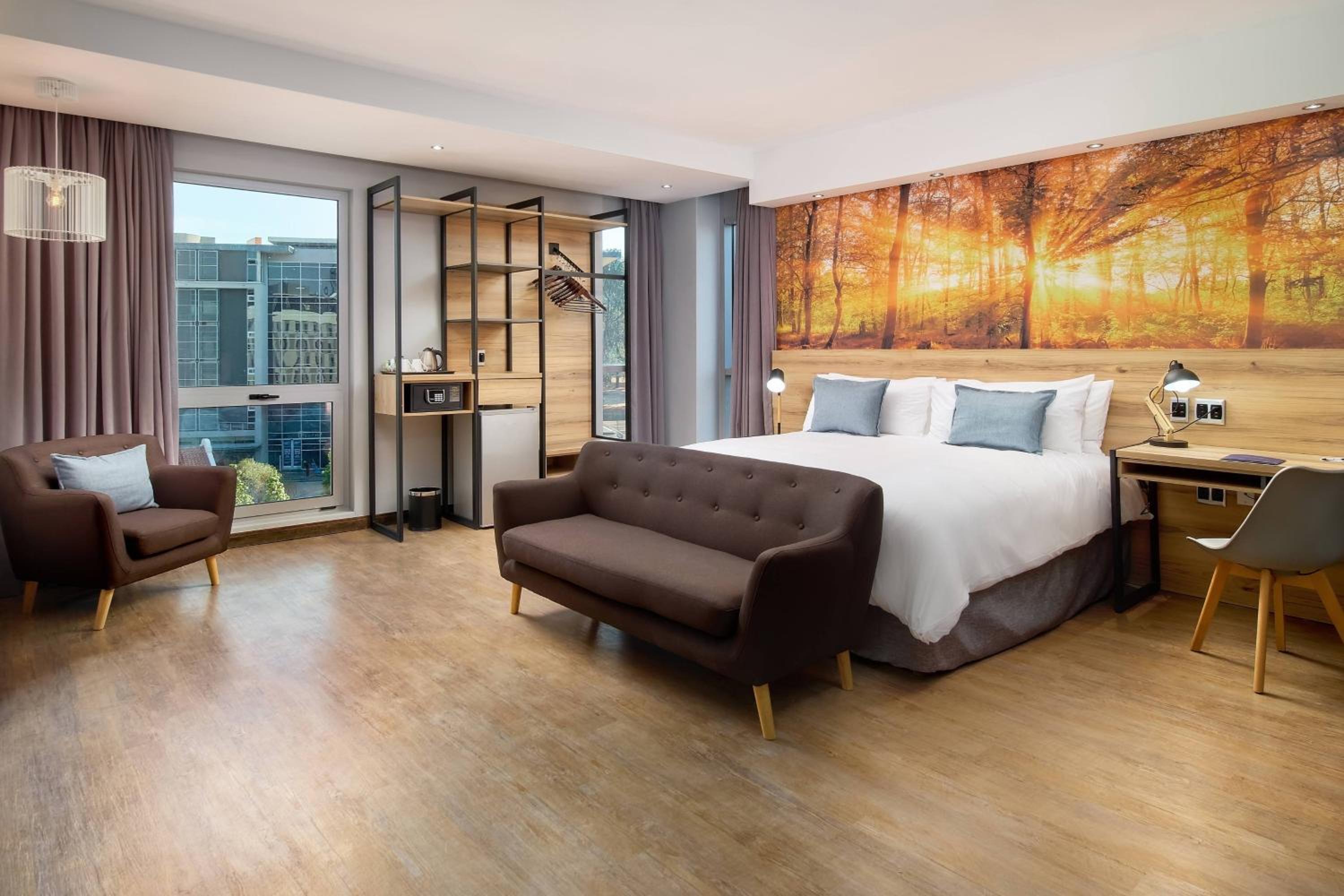 Guest Room, King Bed, Piazza View, Large، Protea Hotel by Marriott Pretoria Loftus Park 2/6