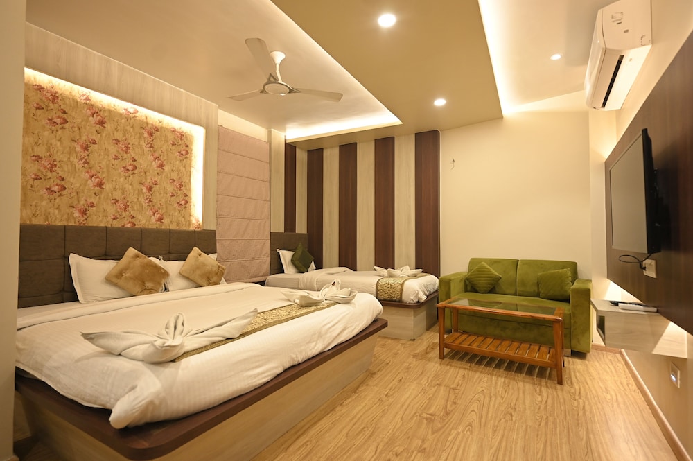 Hotel Saffron 20/50
