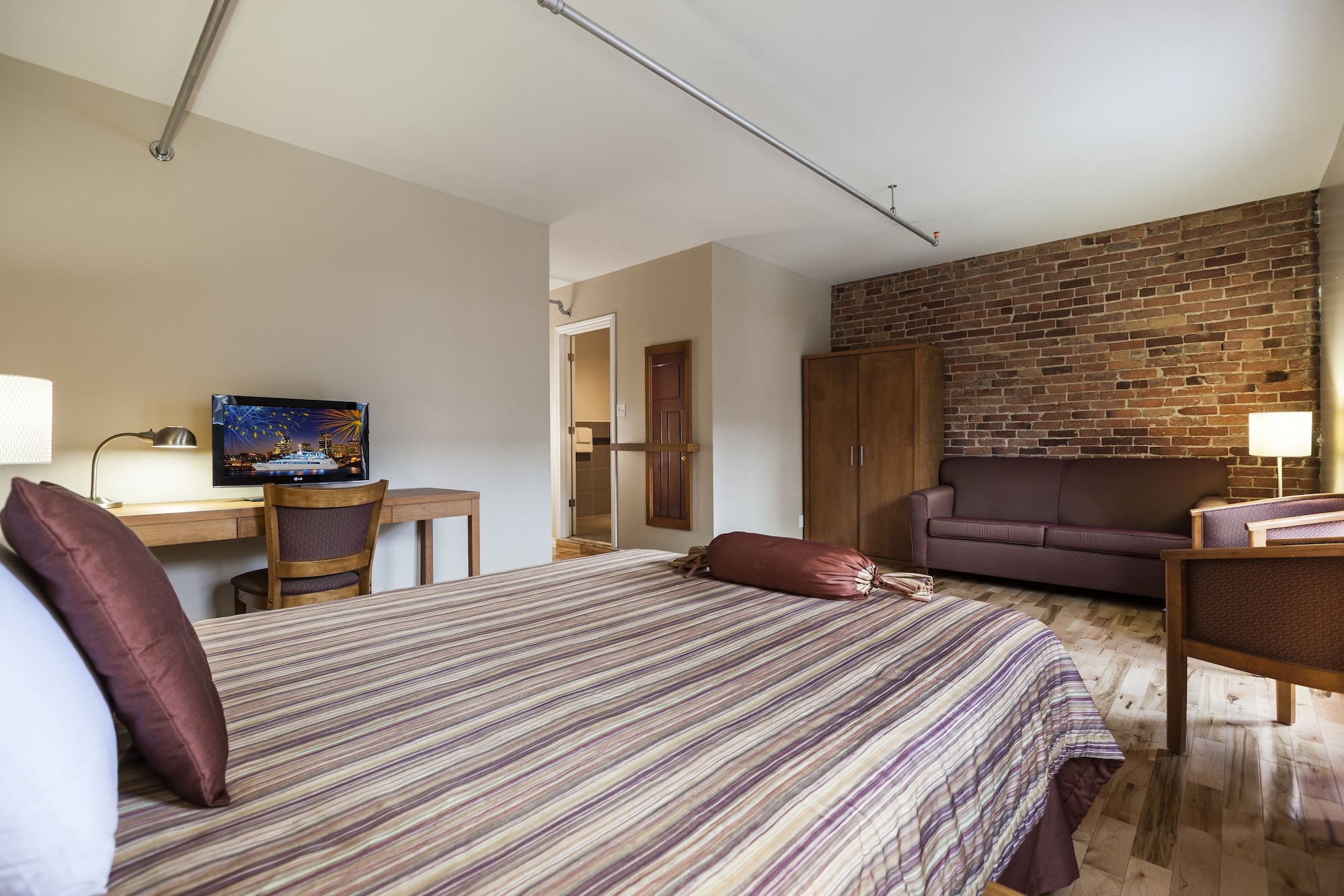 SUPERIOR, QUEEN BED, SOFA