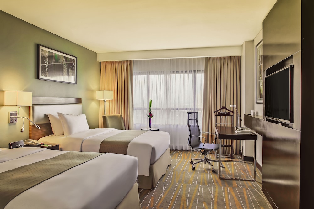 Holiday Inn & Suites Makati 24/75
