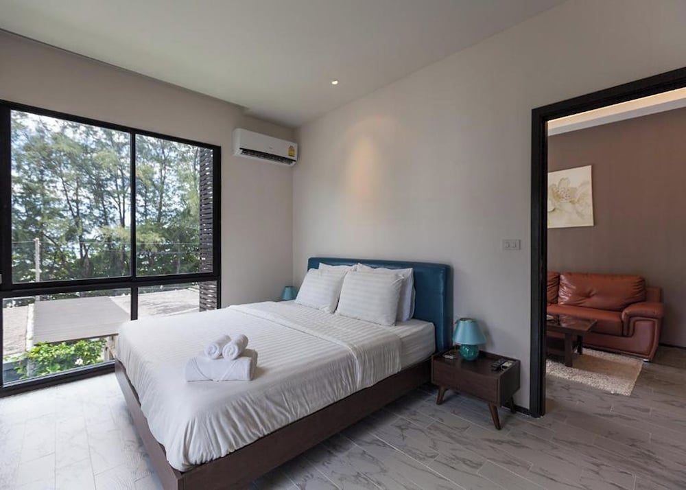 SUITE, SEA FRONT
