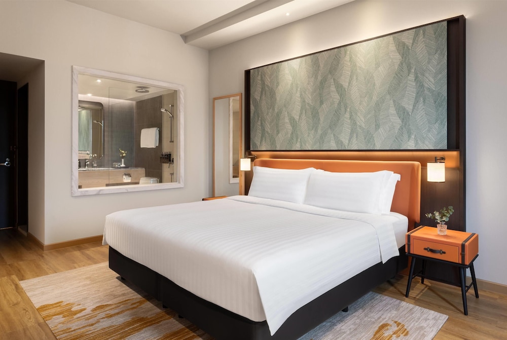 DELUXE, KING BED, CITY VIEW