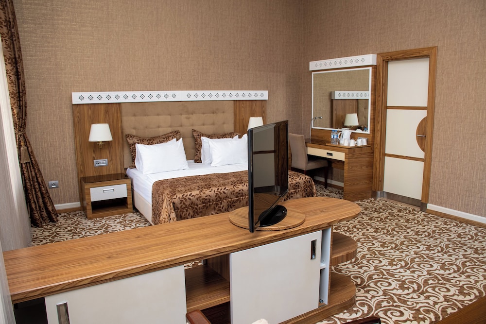 JUNIOR SUITE, QUEEN BED, CITY VIEW, SMOKING
