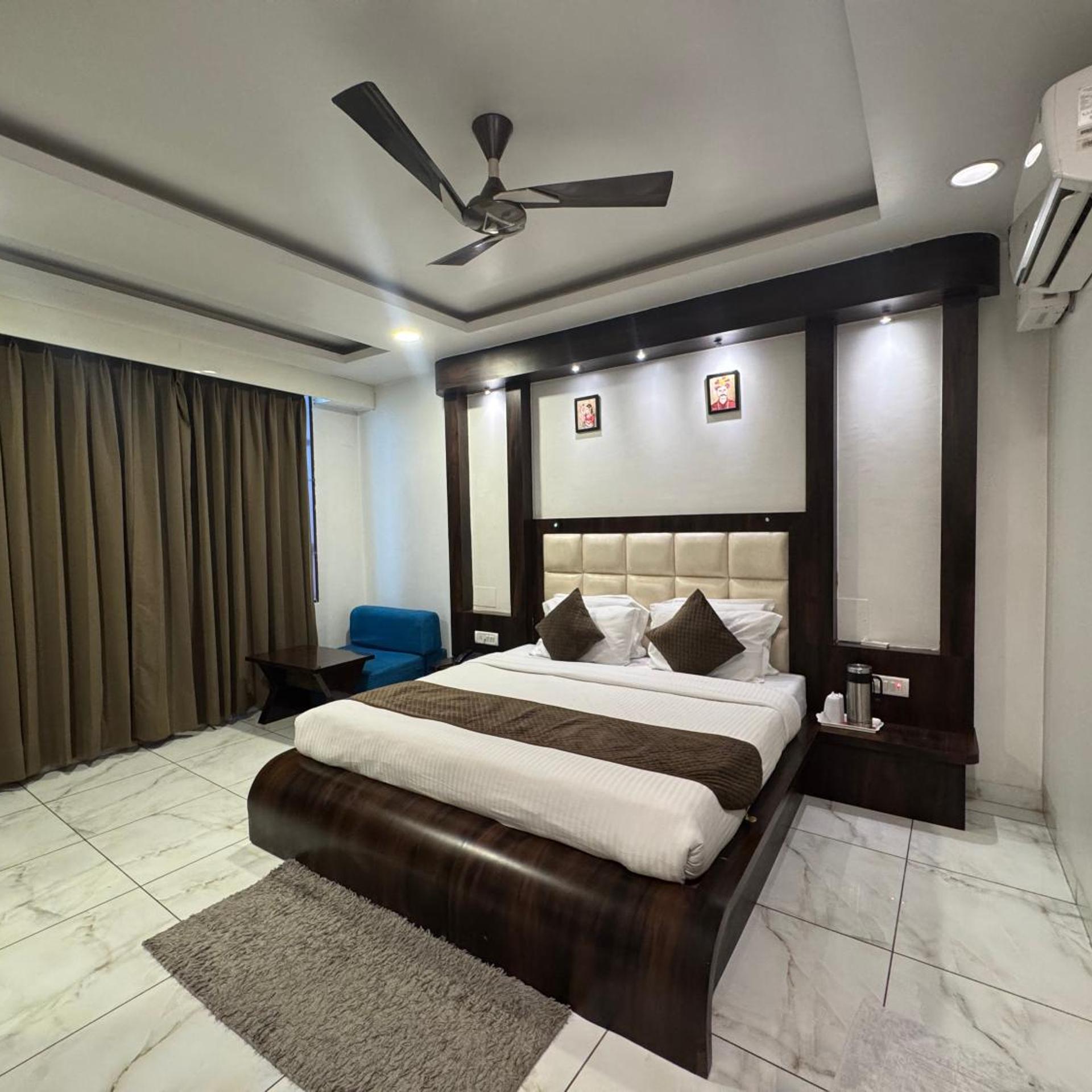 Oyo 4608 Hotel Galaxy 8/39