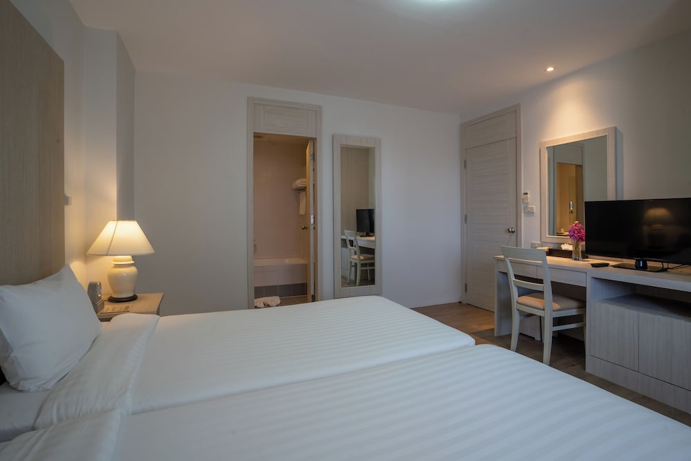 2 Bedrooms, Suite, King and Twin Beds