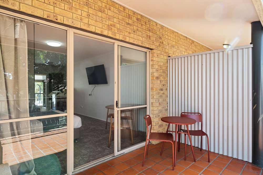 SUNDOWNER HOTEL MOTEL 27/49