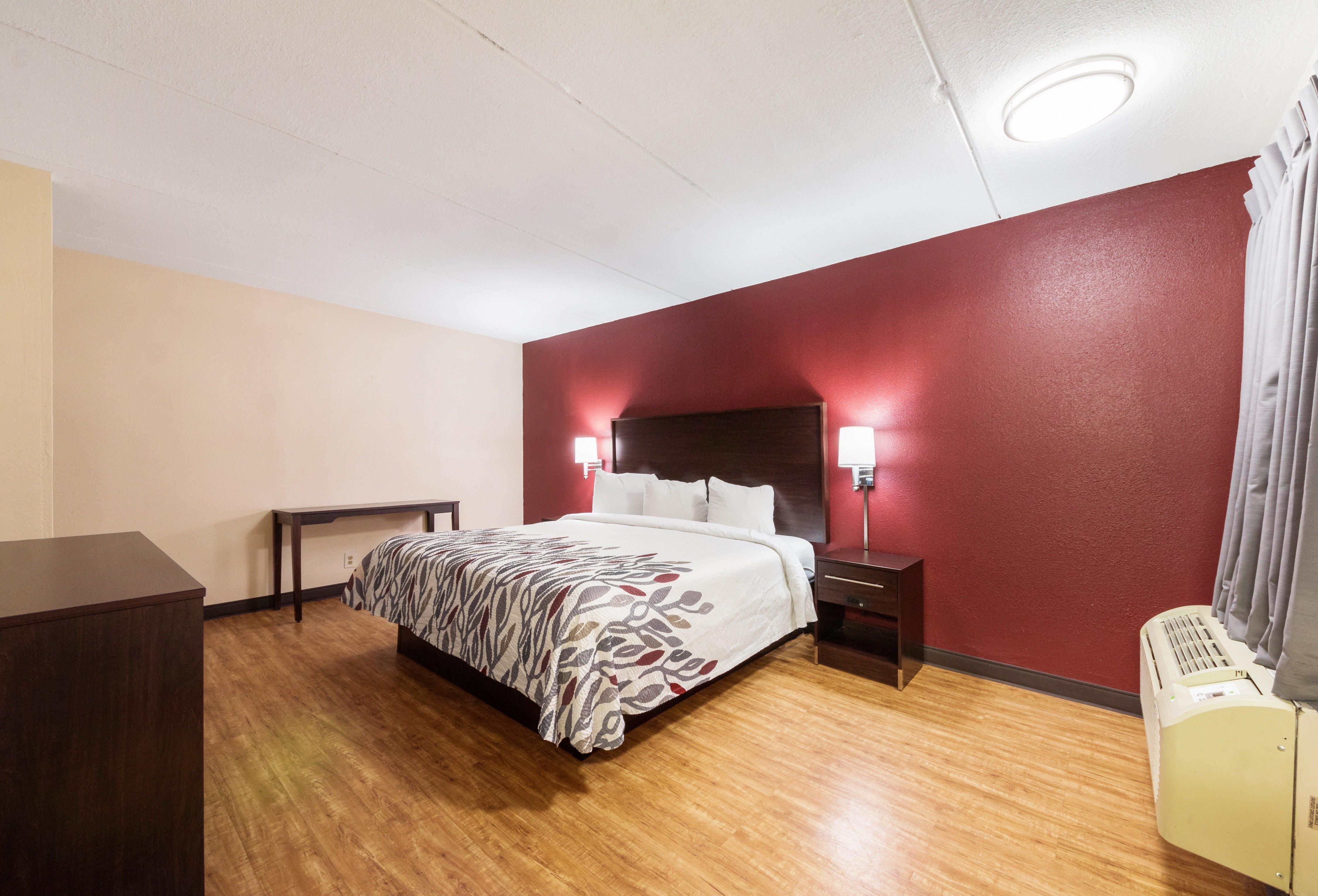 1 King Bed - Non-Smoking, Micfridge