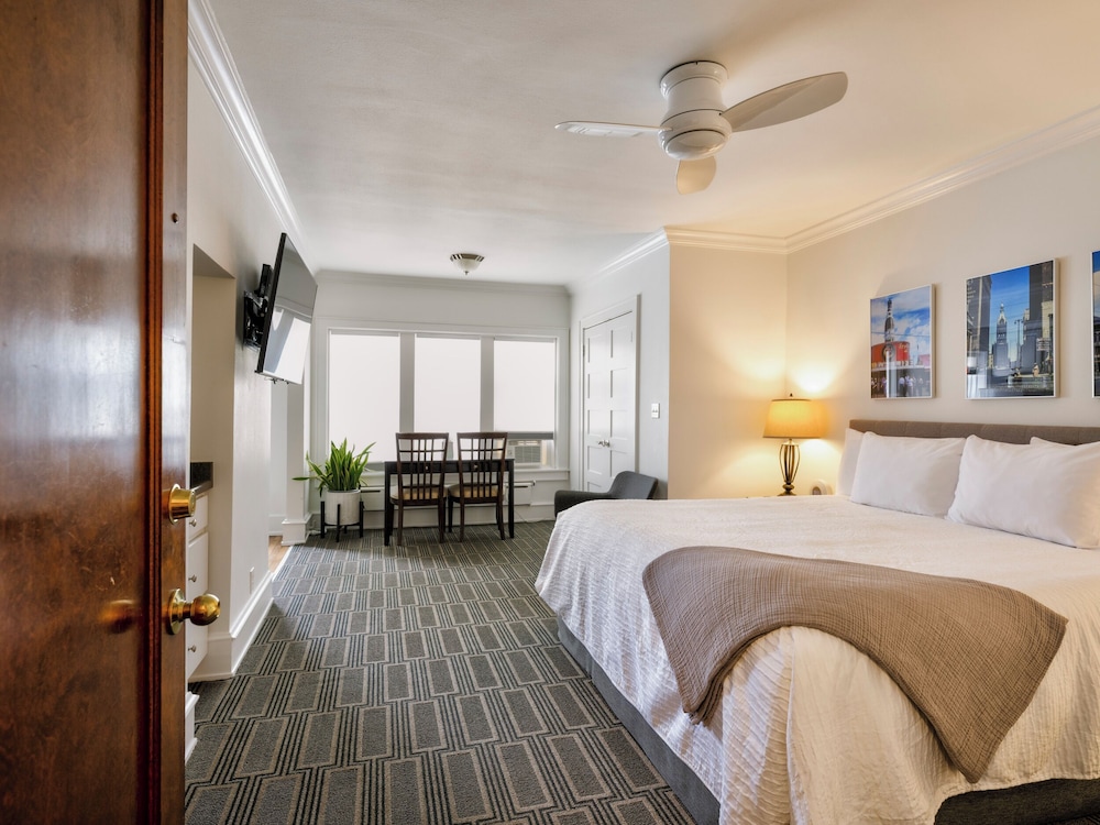 DELUXE, KING BED