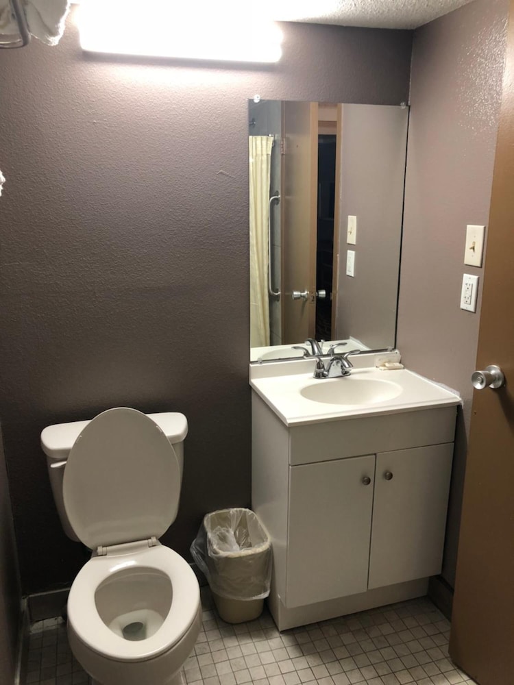 Economy Inn North Randall 49/49