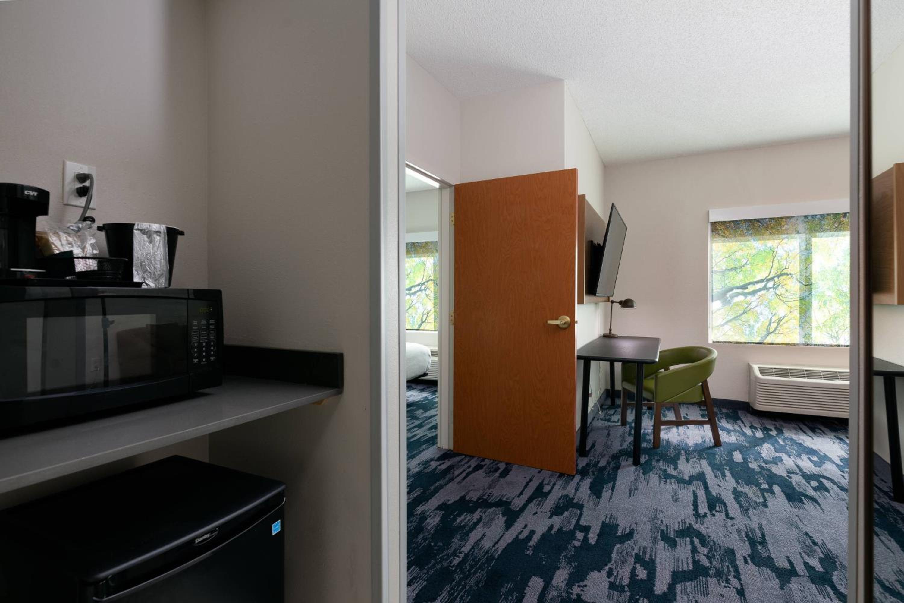 جناح بسريرين كوين بغرفة نوم واحدة مع أريكة، Fairfield Inn & Suites By Marriott Atlanta Stonecrest 3/3