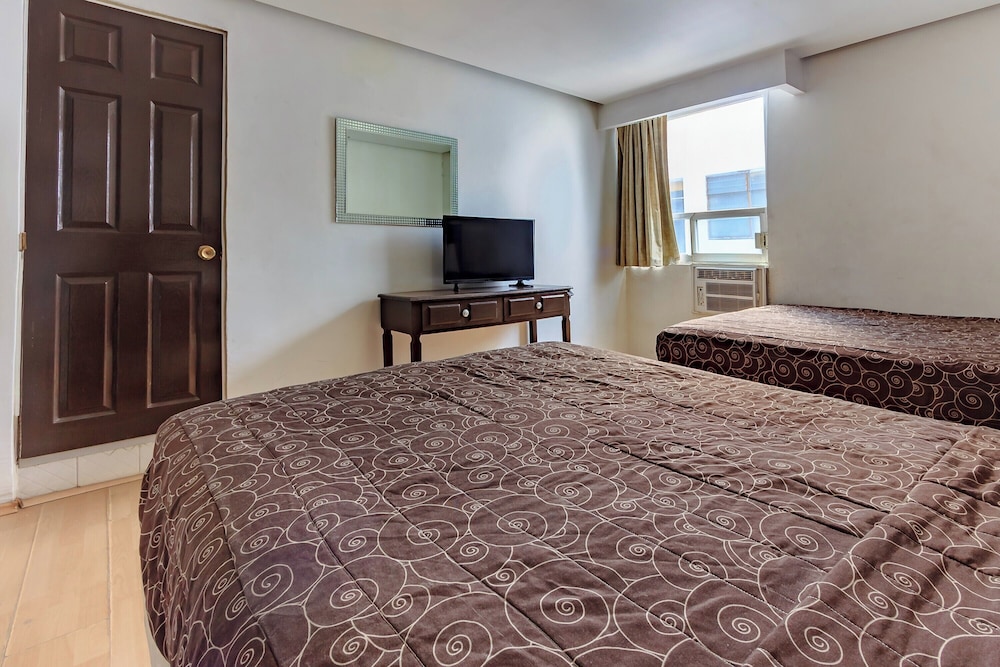 Standard, 2 Double Beds, Capital O Hotel Colon Express Guadalajara 3/5