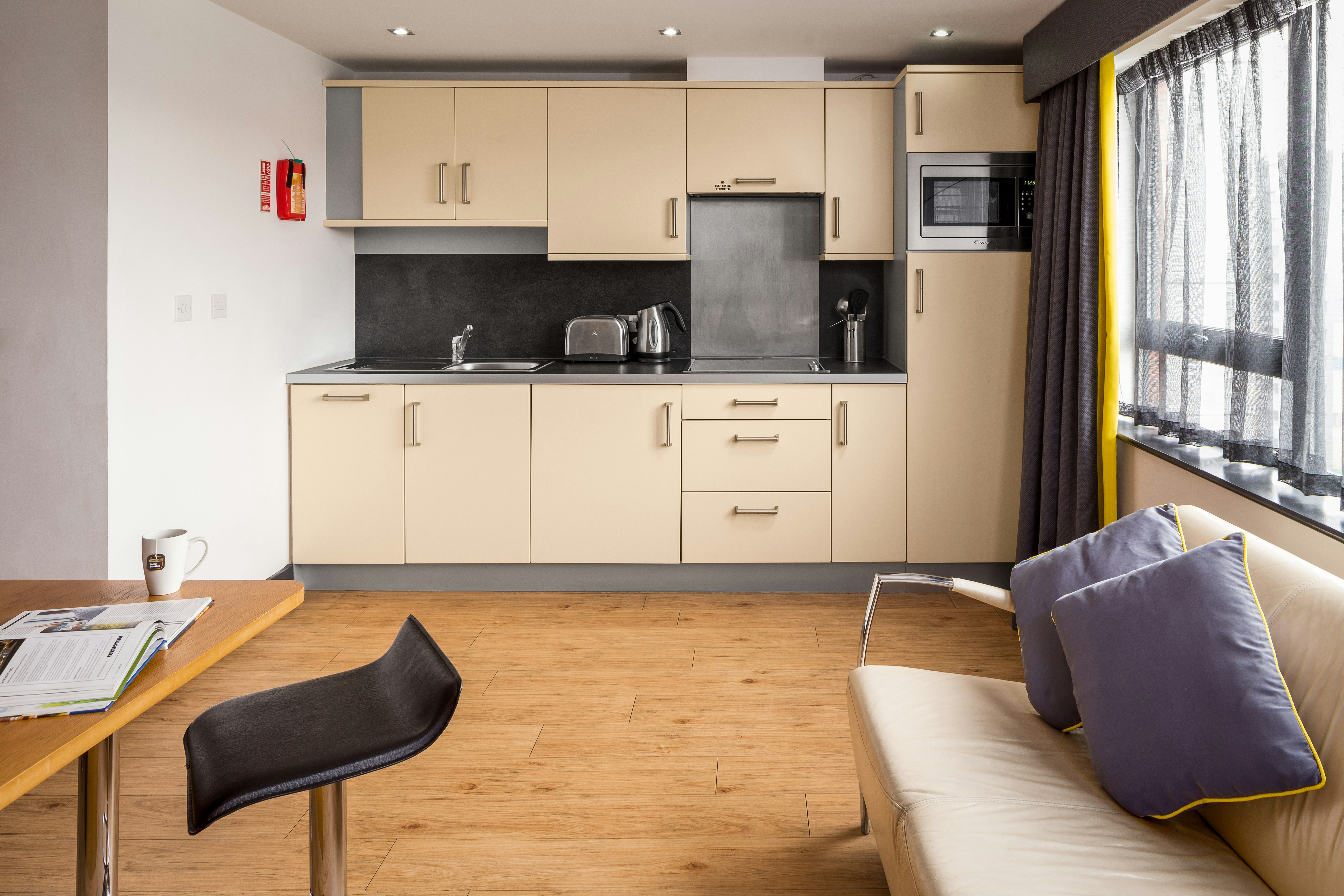 Roomzzz Leeds City West 12/24