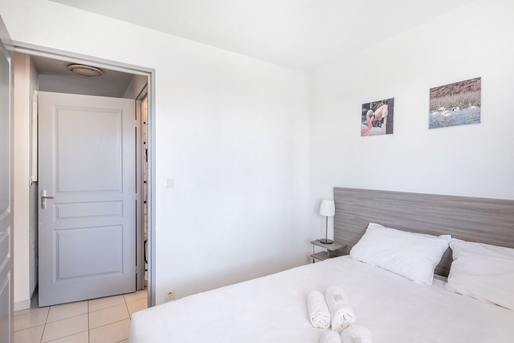 1 Bedroom, Apartment, Double Bed, Pool View, Sofa