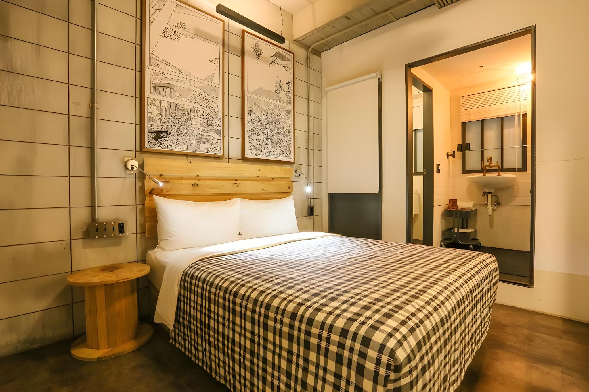 Elegant, King Bed, No Window