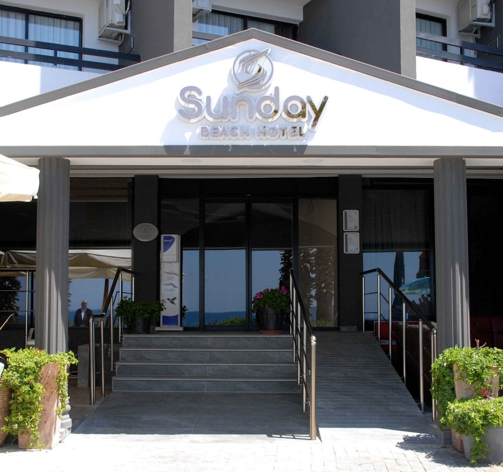 Sunday Hotel 4/50