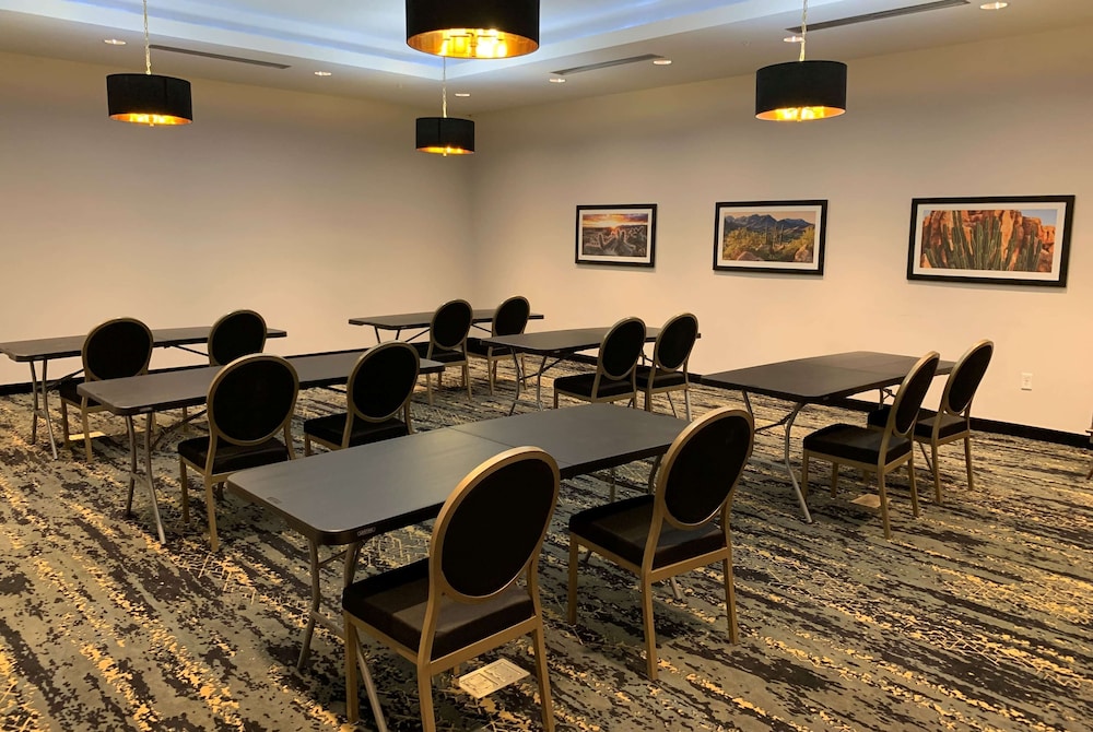 La Quinta Inn and Suites by Wyndham Maricopa Copper Sky 26/30