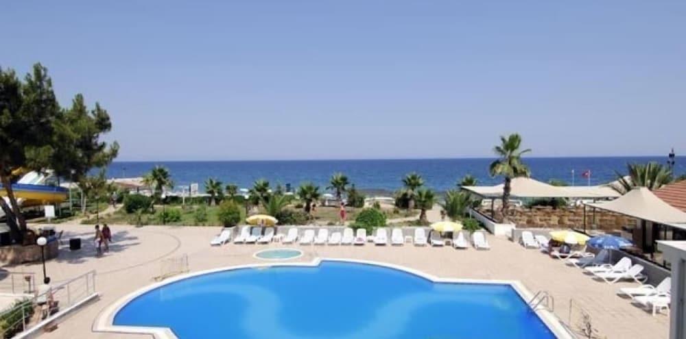 Aquabella Beach Hotel 18/20