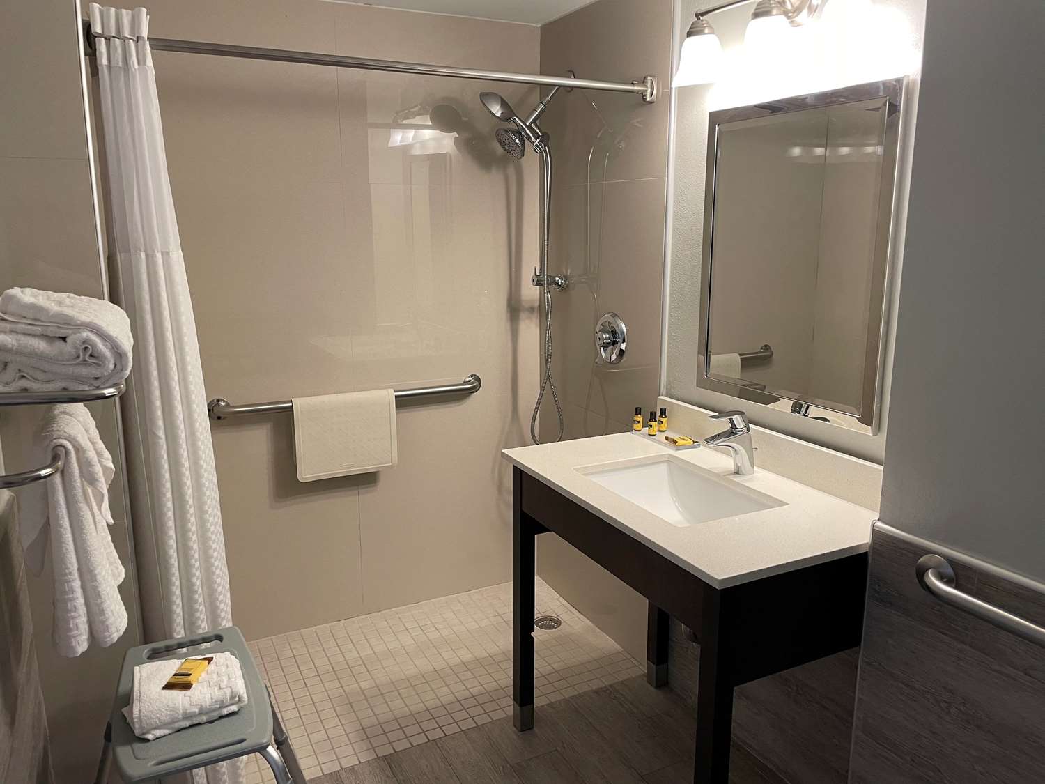 Room, 2 Queen Beds, Accessible 4/4