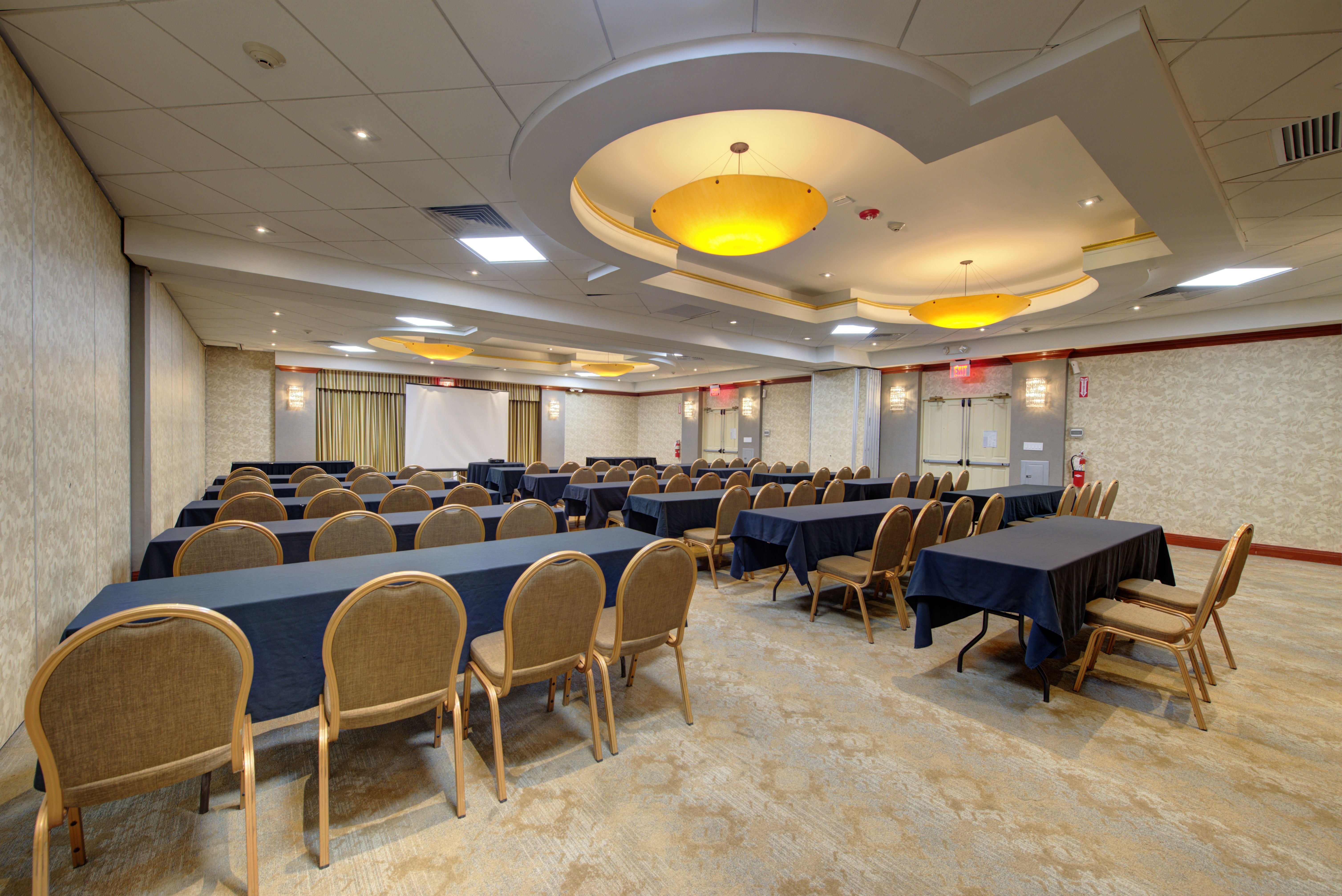 Holiday Inn Plainview-Long Island 48/79