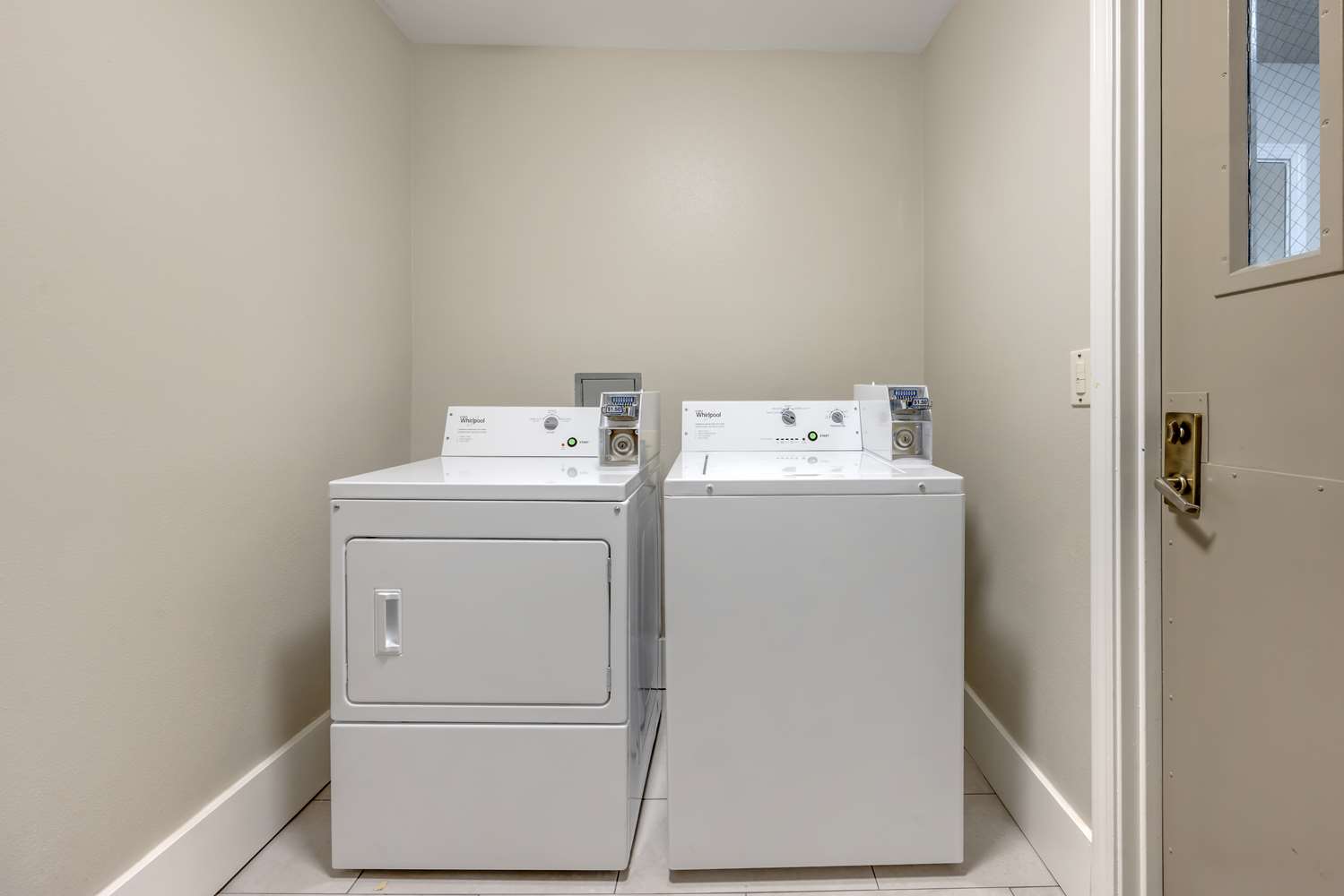 Best Western Plus Grand Manor Inn 39/43