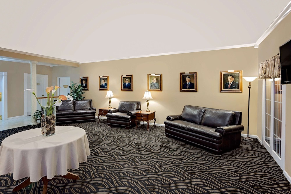 Ramada by Wyndham Richland Center 32/52
