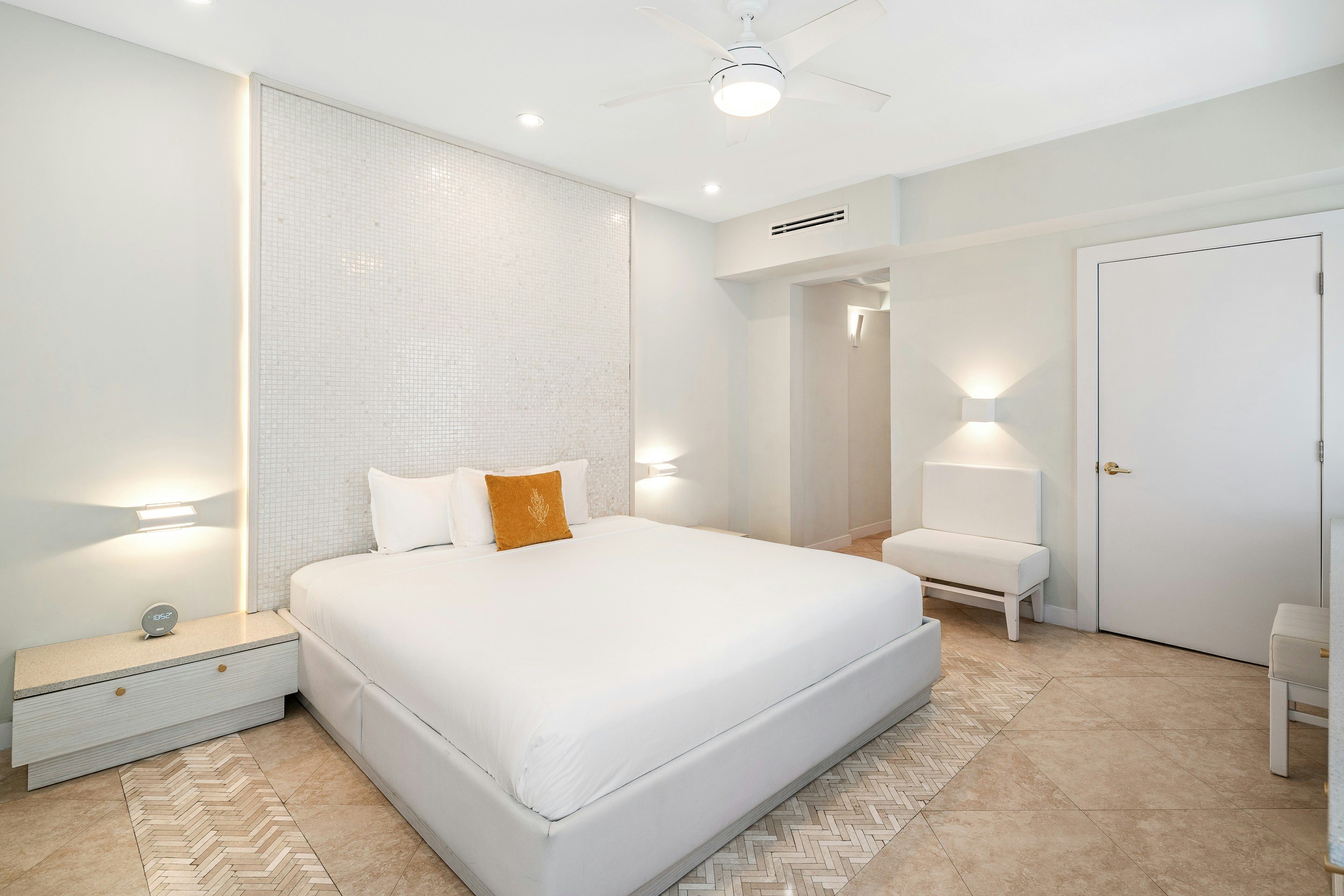 Courtyard, King Bed