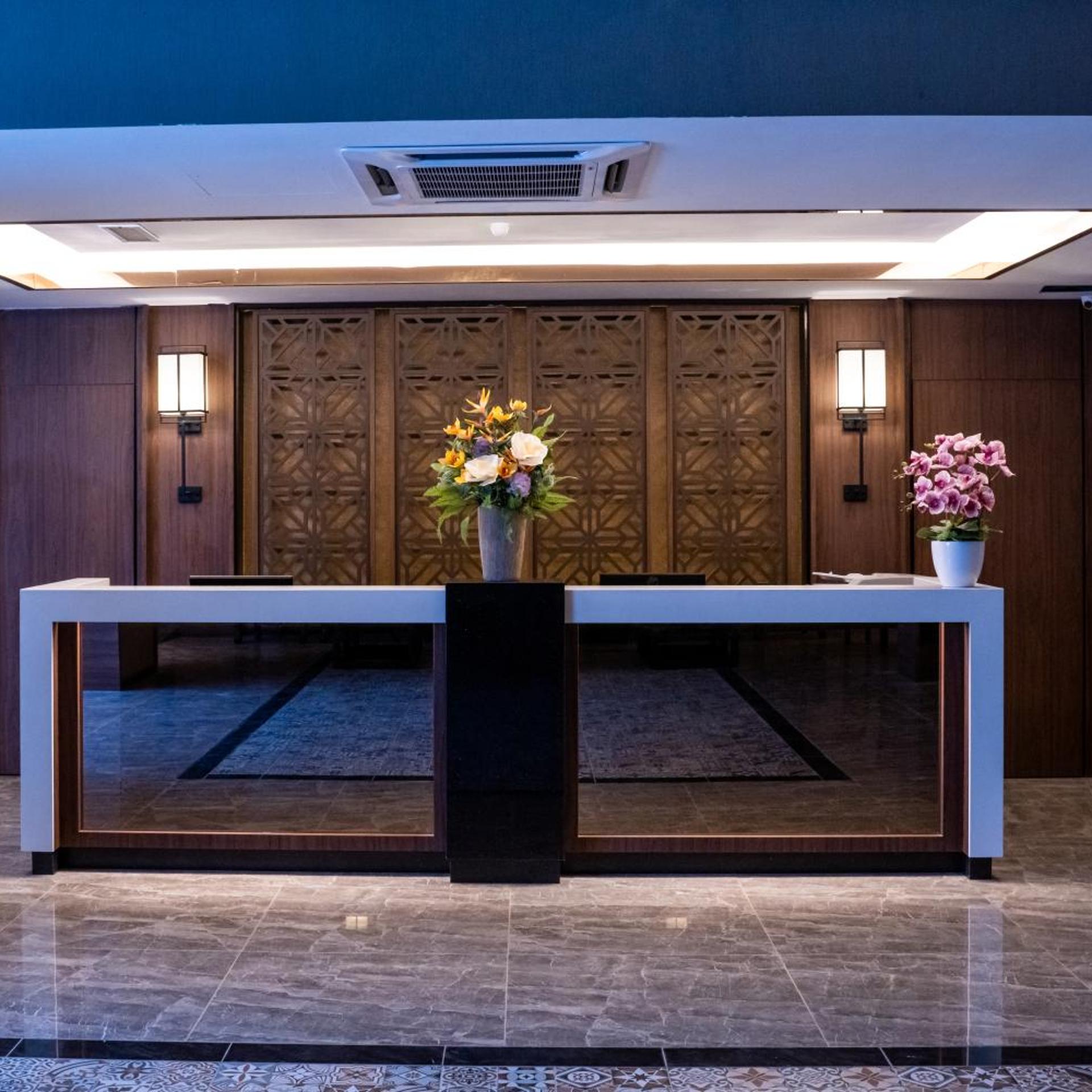 CHRISTEE SUITES 3/37
