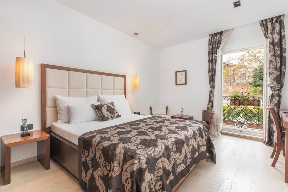 SUPERIOR, DOUBLE OR TWIN BED