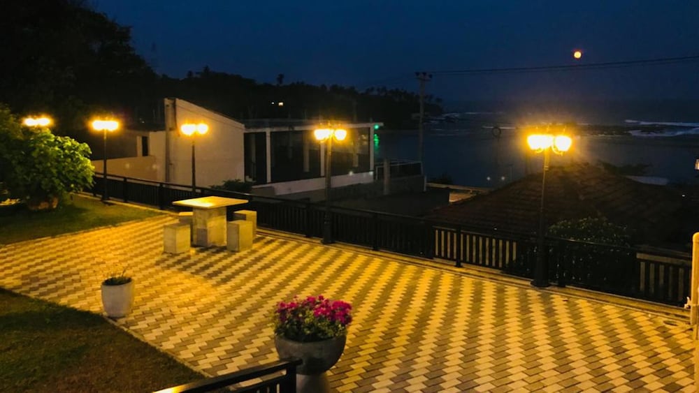 Queens Beach Hotel 41/50