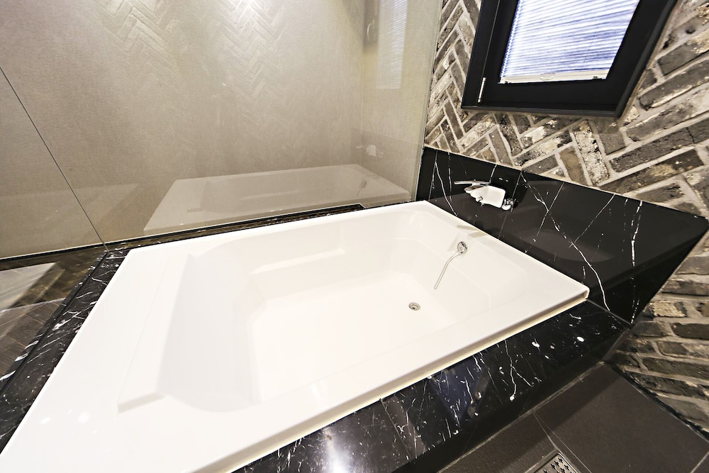 Masan Almond Hotel 42/43