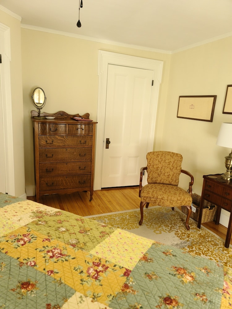 Benjamin F Packard House Bed and Breakfast 4/47