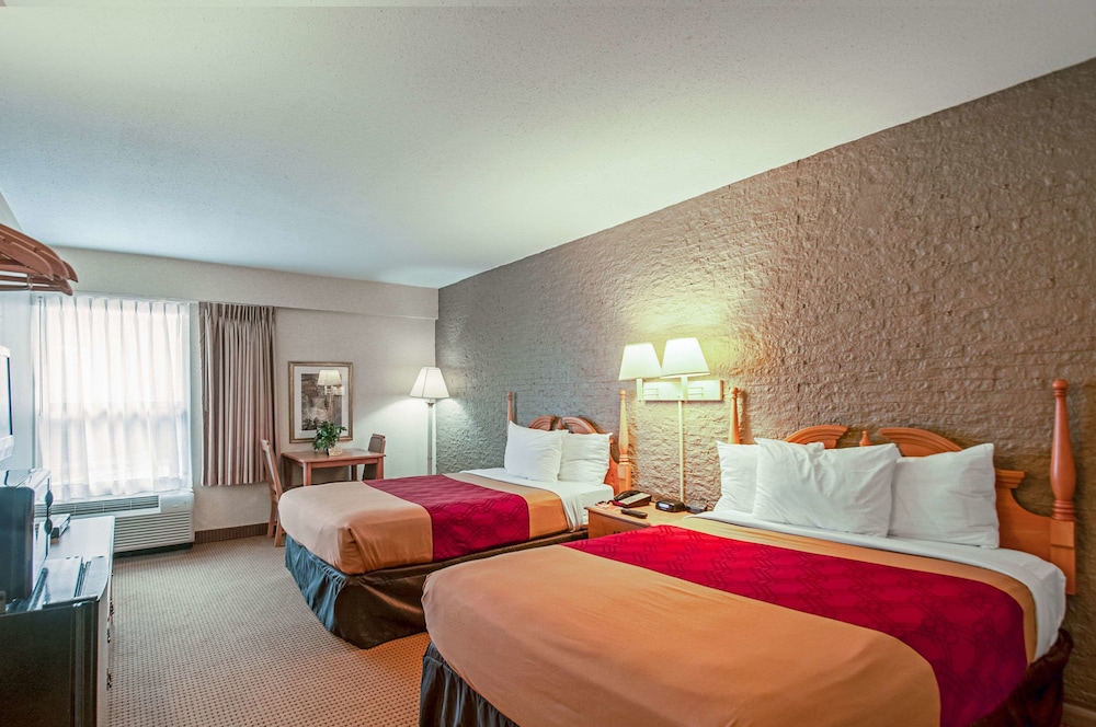 Econo Lodge Metro 11/36