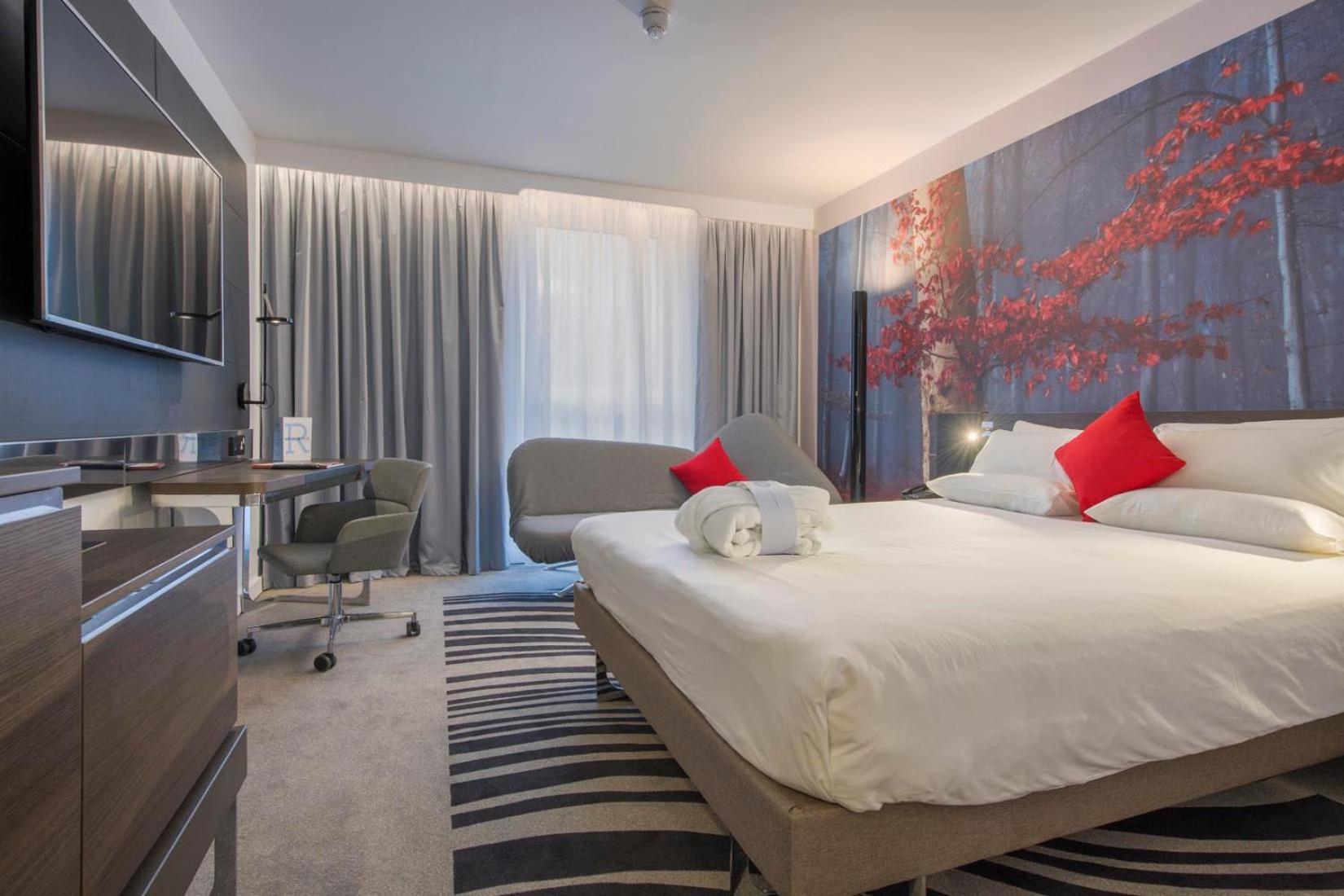Deluxe, Executive, Queen Bed, Sofa