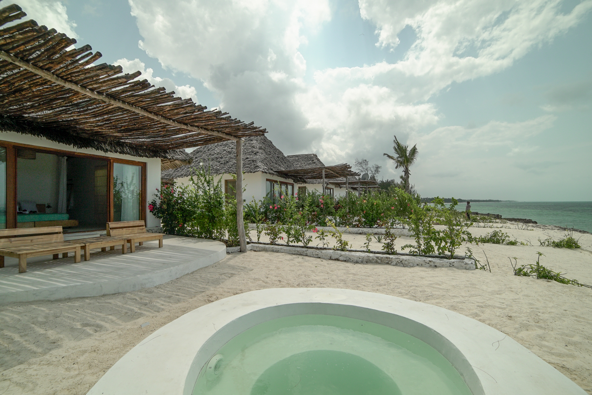 Zanbluu Beach Hotel 37/40