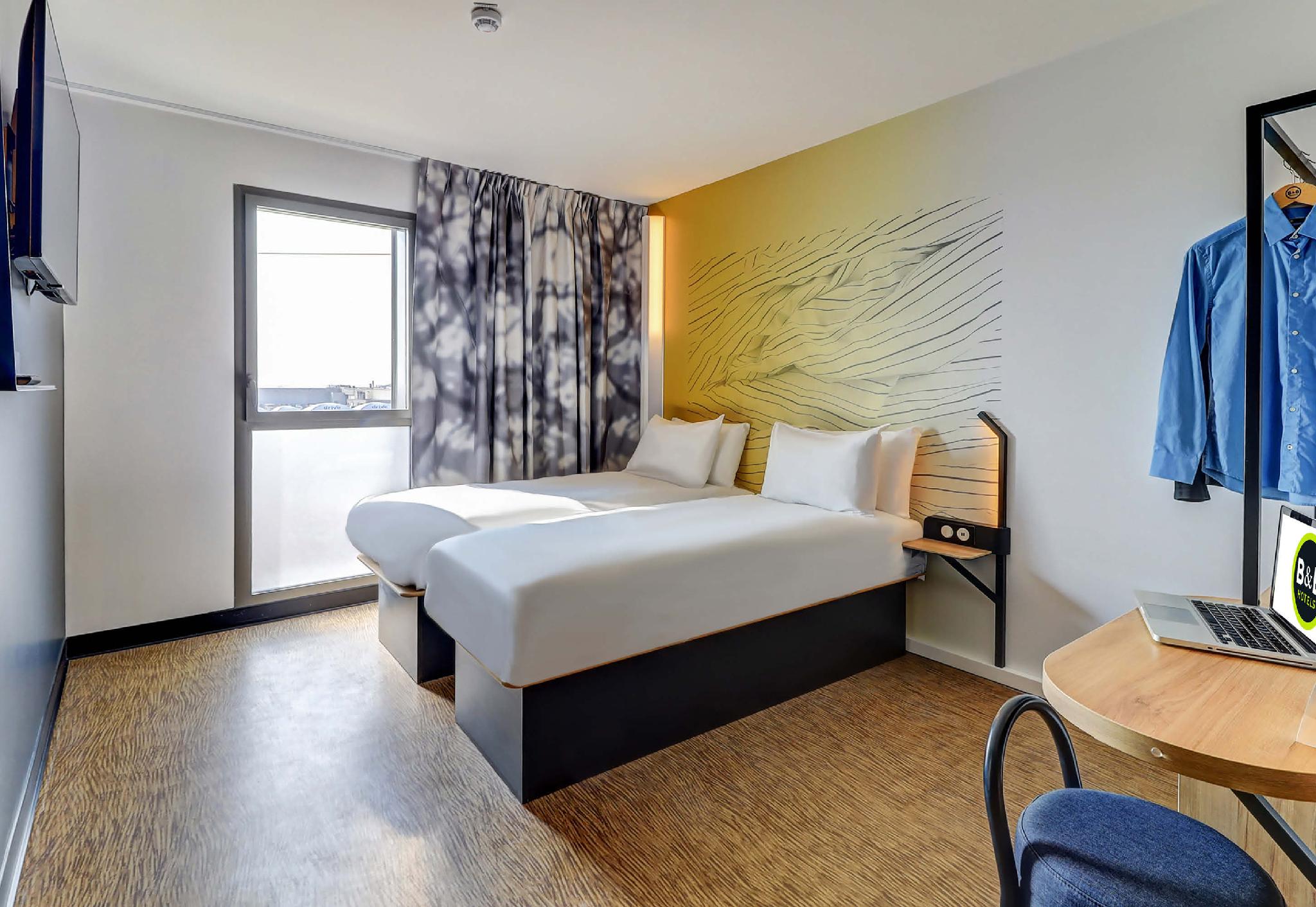 ROOM, TWIN BEDS