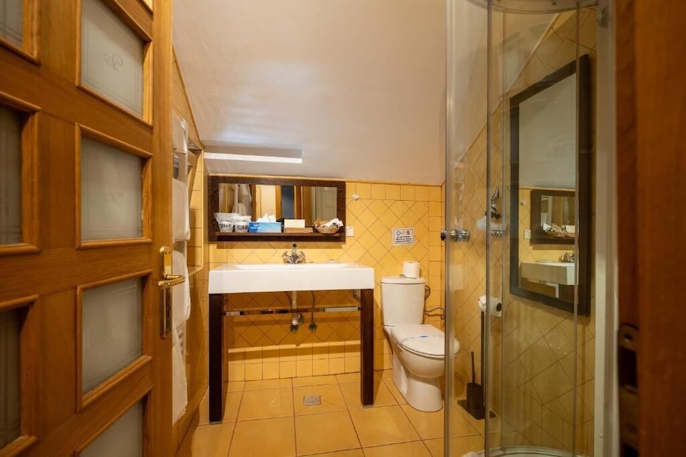 1 BEDROOM, STANDARD, TRIPLE, MOUNTAIN VIEW